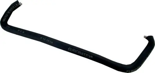 Schwarzes flexibles Rohr mit gebogenen Enden, beschriftet mit "EUROBATEX", vermutlich Teil eines Steuerungssystems. Hersteller ist Wolf.